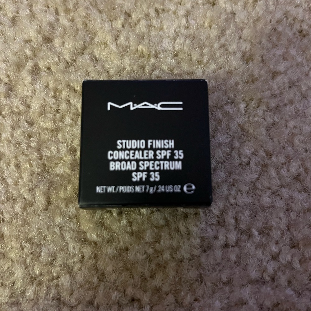 MAC Cosmetics Studio Finish Concealer NC15
